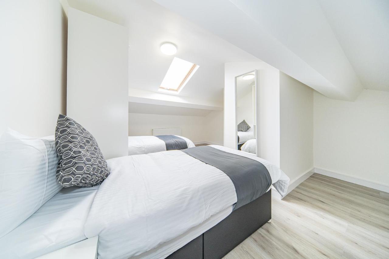 Hosted By Ryan - Huge 5 Bedroom House Holiday home